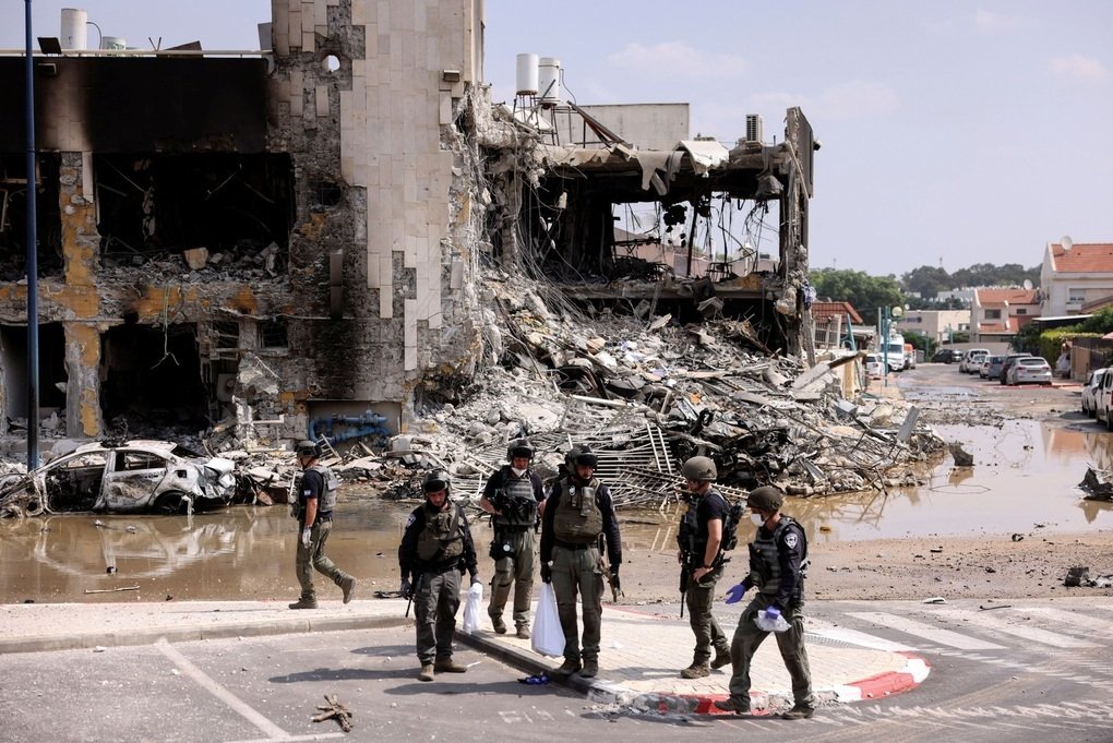 How did Hamas distract Israel before suddenly attacking? 0