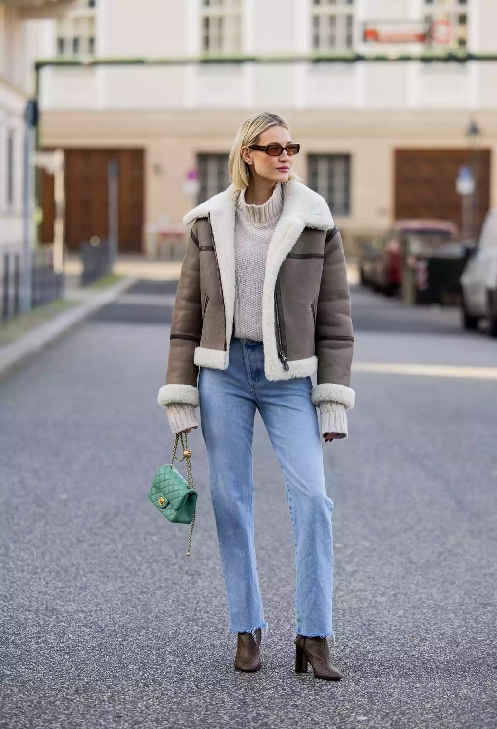 How to combine boots and jeans to look stylish? 2